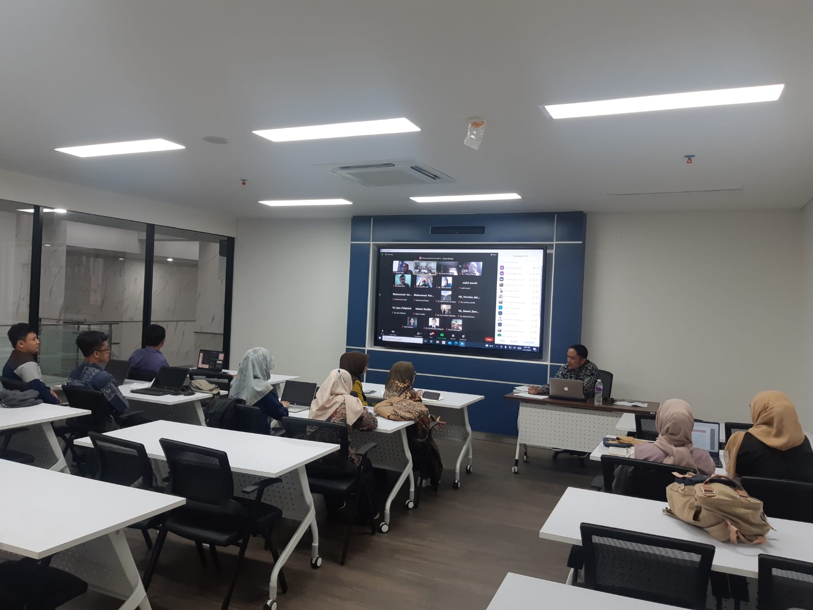 Faculty of Islamic Studies Successfully Hosted the First Hybrid Class at UIII