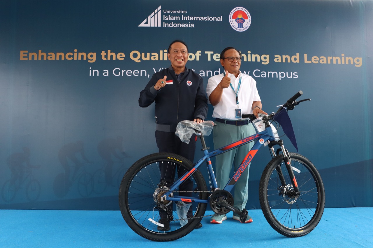 Minister of Youth and Sports Affairs Gifts UIII 100 Bicycles 