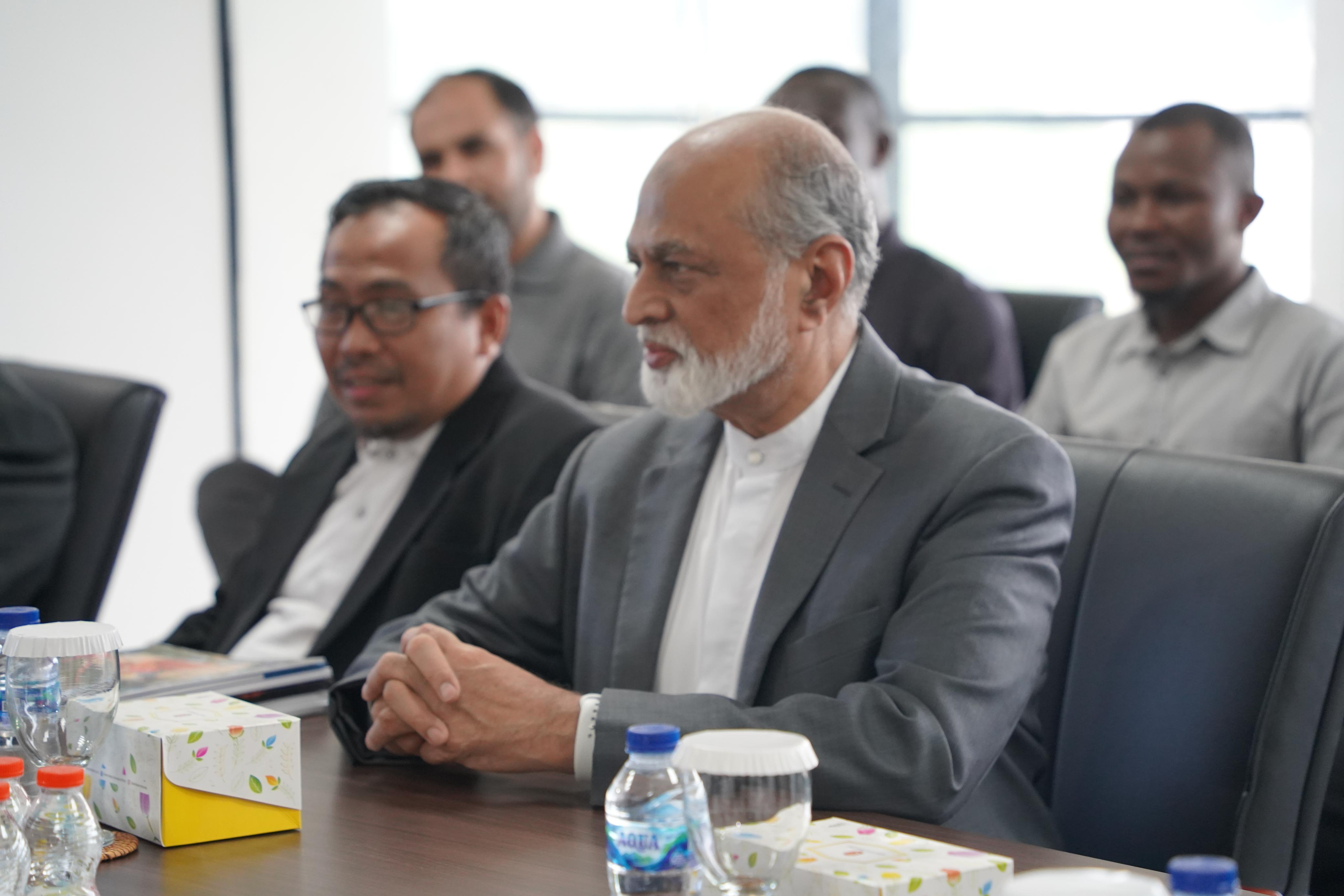 American Imam Abdul Malik Mujahid Visits UIII, Encourages Stronger Ummah to Support Muslim Minorities