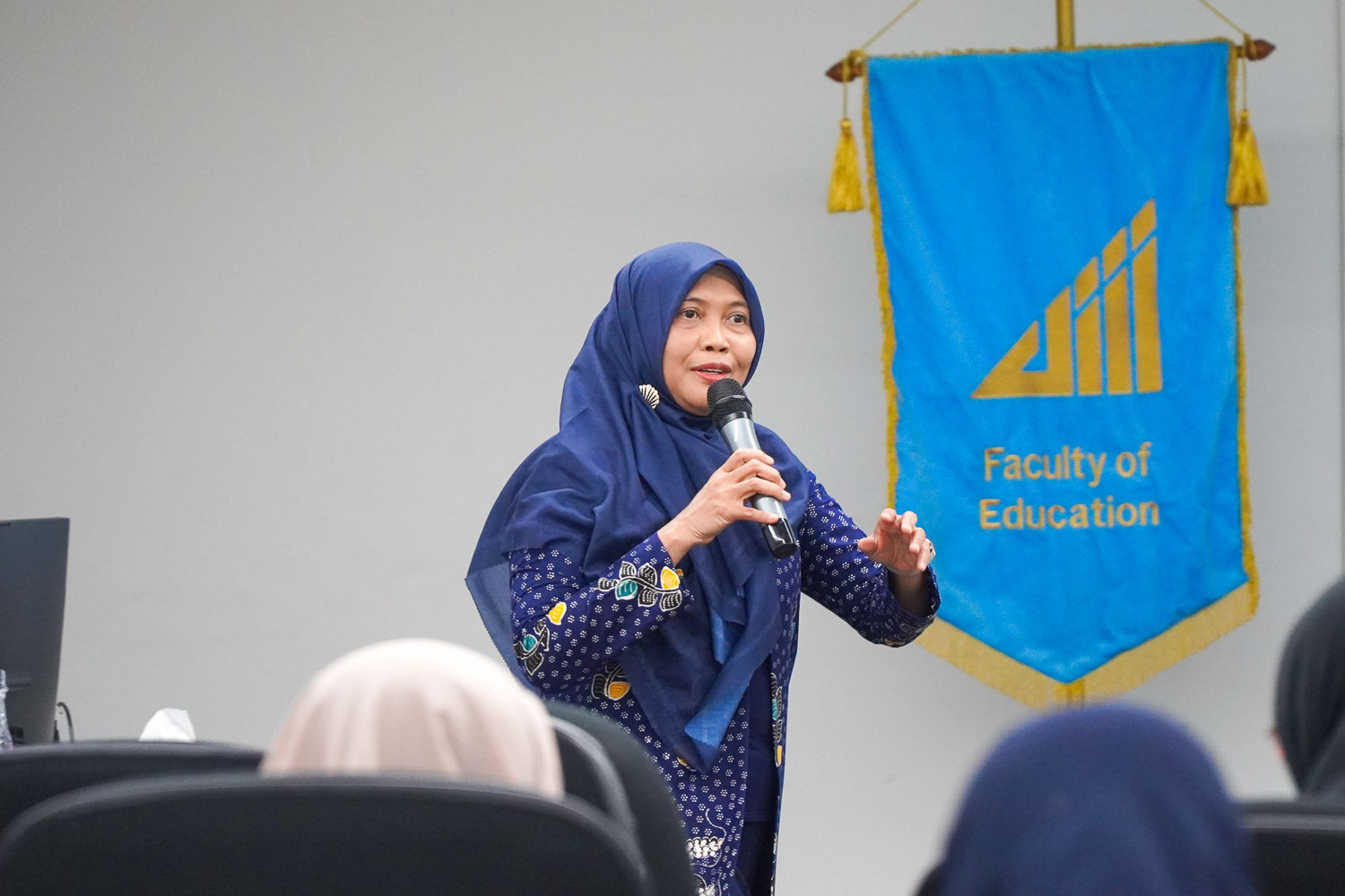 FoE Students Explore International Funding Opportunities in Workshop with University of Canberra Professor