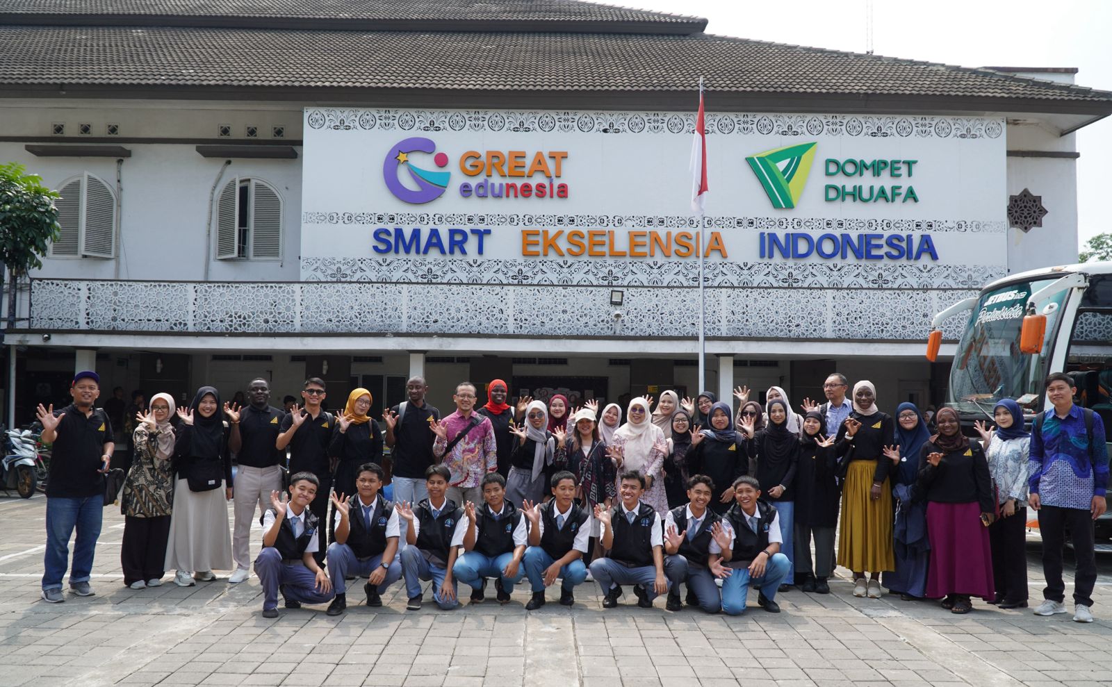 FoE UIII Students Lead Learning Activities at SMART Ekselensia Indonesia School