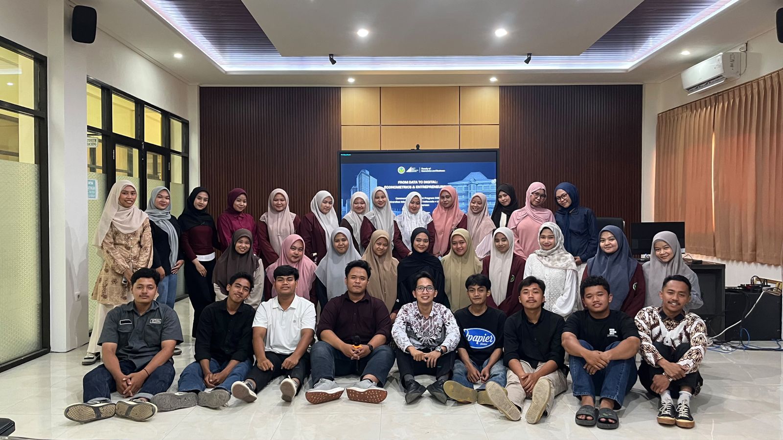 FEB UIII Strengthens Digital Entrepreneurship and Data Literacy Through Community Engagement at Universitas Yudharta Pasuruan
